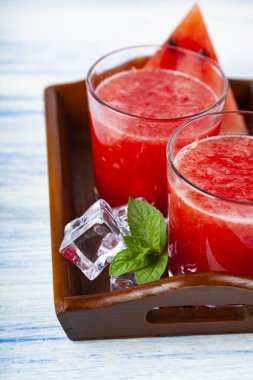 Buzlu karpuz suyu ve ahşap tepside nane. Tatlı nefis..