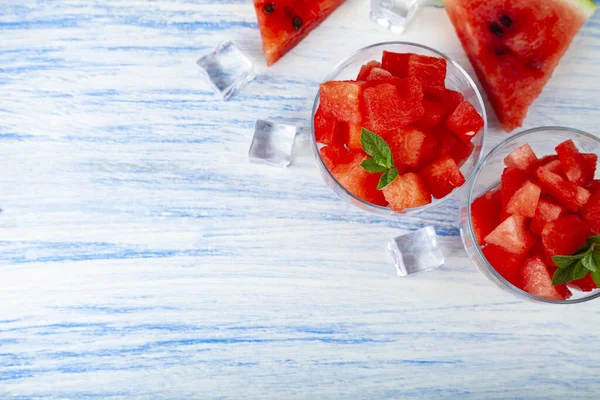 Wassermelonenstücke Mit Eis Und Minze Einem Teller Auf Einem Holztisch — Stockfoto