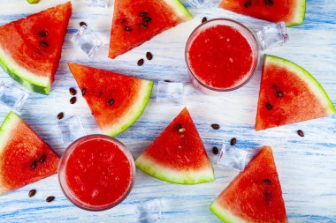 Ahşap bir masada buzlu karpuz suyu. Tatlı nefis..