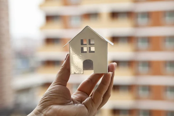 Casa Mão Sobre Fundo Edifício Construção Compra Uma Propriedade — Fotografia de Stock