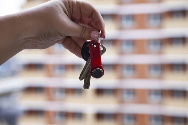Ключі Руці Тлі Багатоквартирного Будинку Купівля Нерухомості — стокове фото