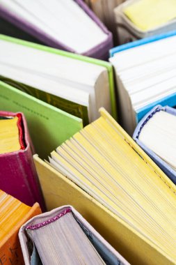 Çok renkli kapaklı kitaplar, yakın plan. Eğitim kavramı.