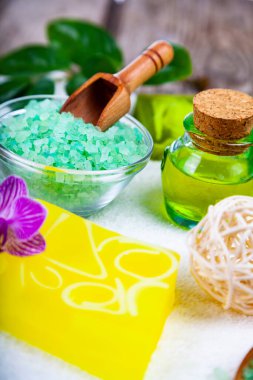 Kaplıca aksesuarları ve orkide beyaz bir havluya yakın plan.