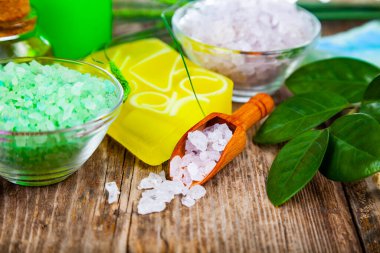 Ahşap arka planda kaplıca aksesuarları ve orkide.