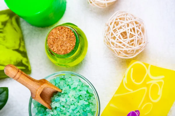 Kaplıca aksesuarları ve orkide beyaz bir havluya yakın plan.