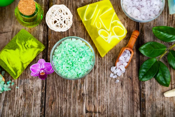 Ahşap arka planda kaplıca aksesuarları ve orkide.