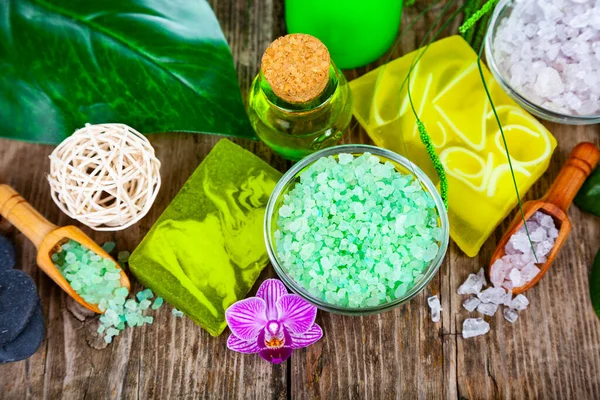 Ahşap arka planda kaplıca aksesuarları ve orkide.