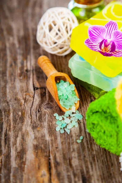 Ahşap arka planda kaplıca aksesuarları ve orkide.