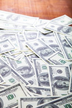 Masada yüz dolarlık banknotlar var. İş geçmişi.