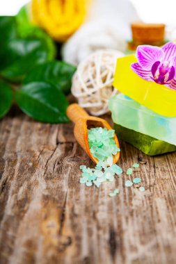 Ahşap arka planda kaplıca aksesuarları ve orkide.