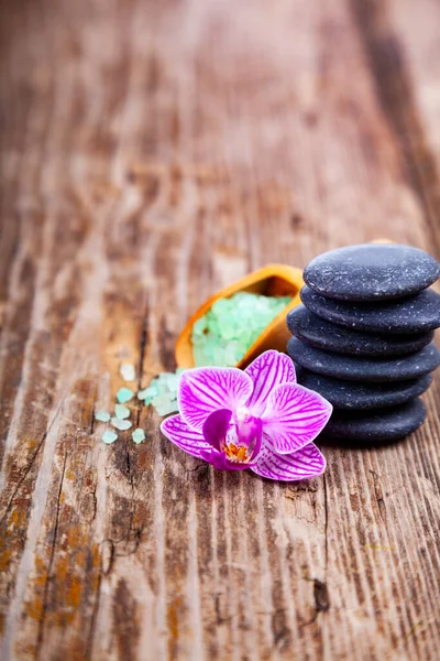 Wellness Accessoires Und Orchidee Auf Holzhintergrund Nahaufnahme — Stockfoto