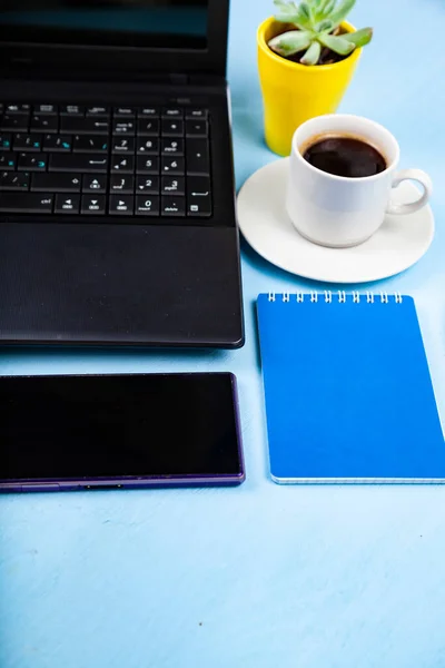 Negócios Ainda Vida Laptop Telefone Café Uma Mesa Azul — Fotografia de Stock