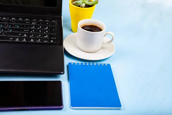 Negócios Ainda Vida Laptop Telefone Café Uma Mesa Azul — Fotografia de Stock