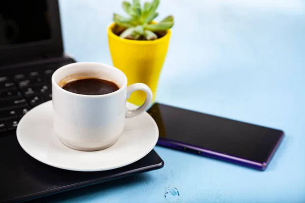 Negócios Ainda Vida Laptop Telefone Café Uma Mesa Azul — Fotografia de Stock