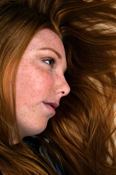 Piękne czerwone włosy kobieta — Zdjęcie stockowe
