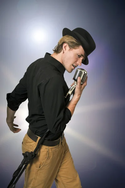 Man singing into microphone — Stock Photo, Image