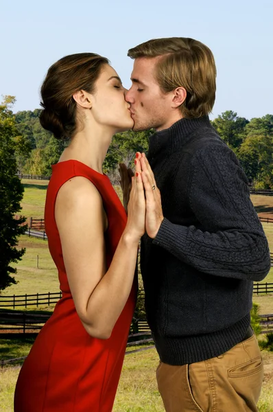 Um casal beijando — Fotografia de Stock