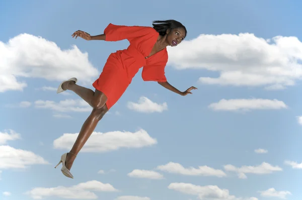 Mulher caindo através do céu — Fotografia de Stock