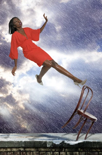 Frau stürzt vom Stuhl — Stockfoto