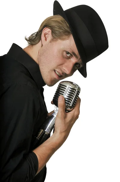 Homme chantant dans le microphone — Photo