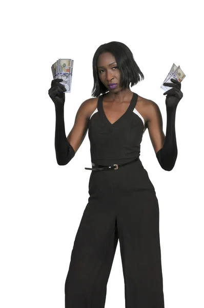 Черная женщина держит 100 долларовые банкноты — стоковое фото