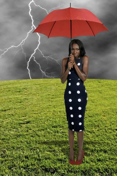 Fekete nő gazdaság esernyő — Stock Fotó