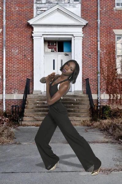 Afrikanische schwarze Frau tanzt — Stockfoto