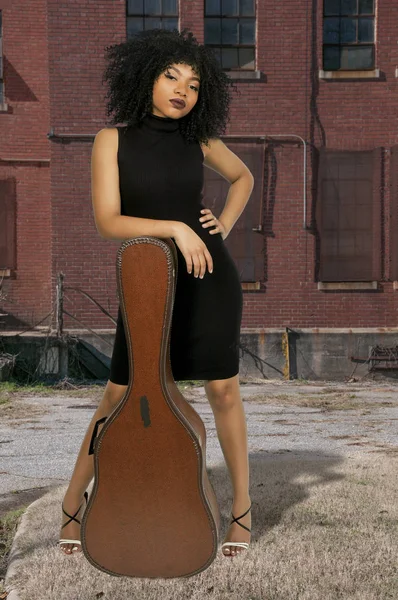 African American svart kvinna med gitarr — Stockfoto
