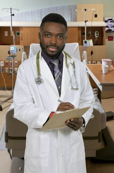 Noir afro-américain mâle docteur — Photo