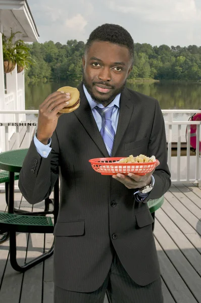 Hombre comiendo hamburguesa —  Fotos de Stock