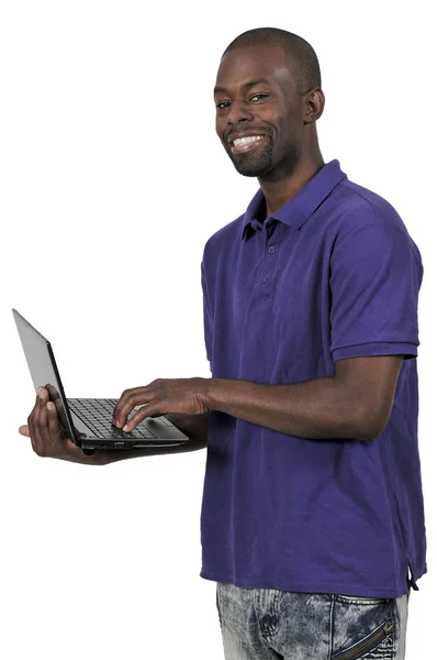 Hombre negro usando computadora —  Fotos de Stock