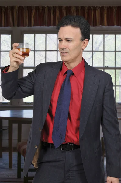 Homem de negócios com um cocktail — Fotografia de Stock