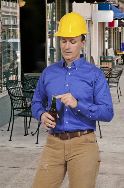 Trabajador de la construcción con una cerveza —  Fotos de Stock