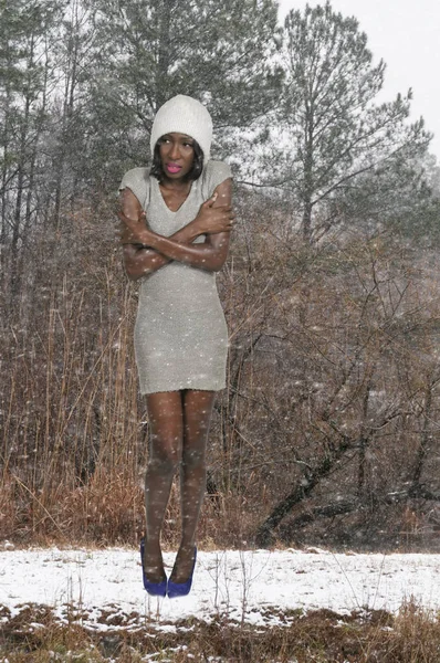Zwarte vrouw proberen om warm te blijven — Stockfoto