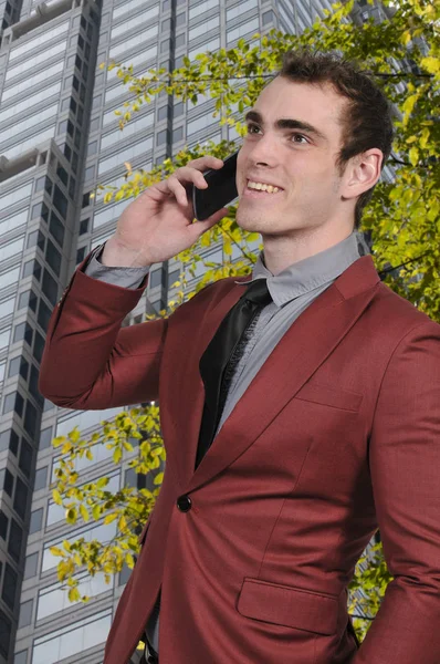 Man op een mobiele telefoon — Stockfoto