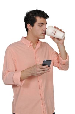 Adam kahve ile telefonda