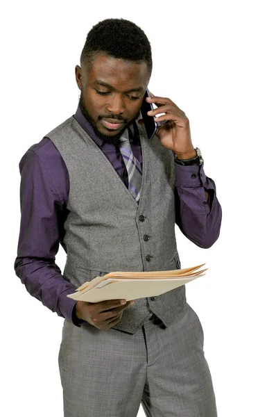 Hombre negro en un teléfono celular — Foto de Stock
