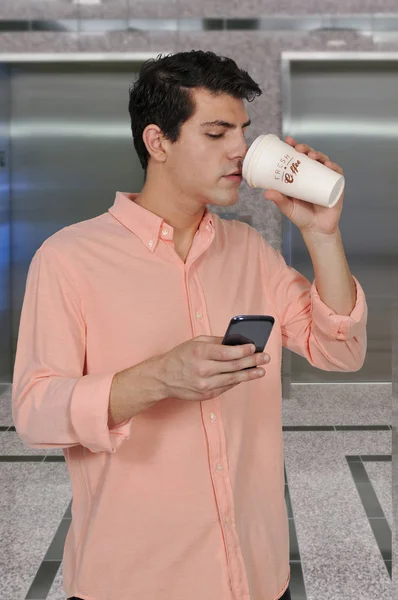 Adam kahve ile telefonda — Stok fotoğraf