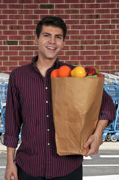 남자 식료품 쇼핑 — 스톡 사진