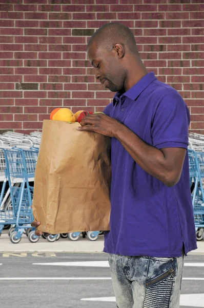 Compras de supermercado do homem preto — Fotografia de Stock