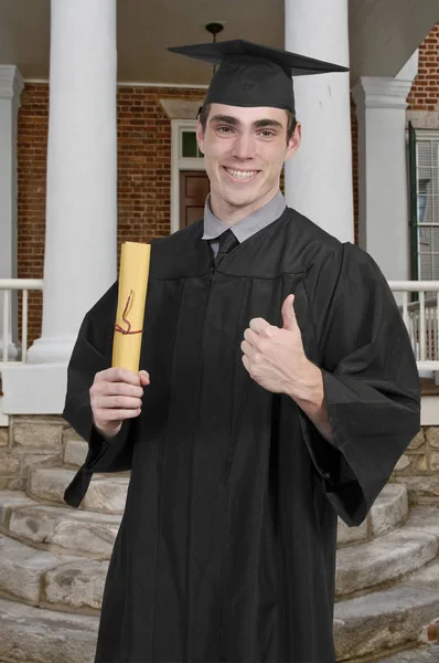 Bonito jovem graduado — Fotografia de Stock