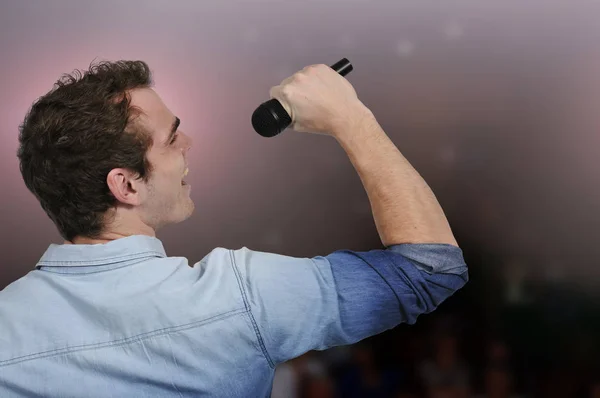 Hombre guapo cantante — Foto de Stock