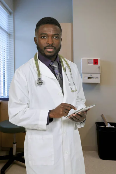 Male Doctor with computer tablet — Stock Photo, Image