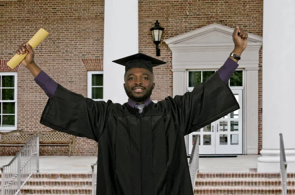 Hombre negro graduado — Foto de Stock