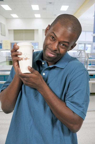 Schwarzer Mann trinkt Kaffee — Stockfoto