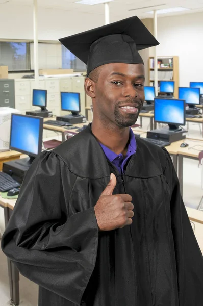 Homme noir diplômé — Photo