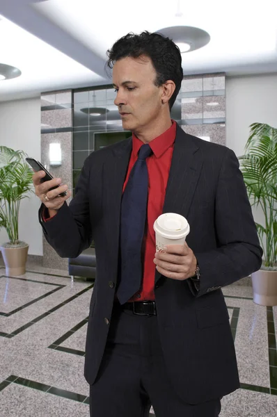 커피와 함께 휴대 전화에 남자 — 스톡 사진
