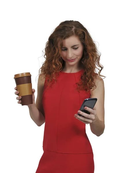 Женщина на телефоне с кофе — стоковое фото
