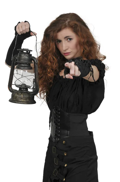 Mulher segurando lanterna — Fotografia de Stock