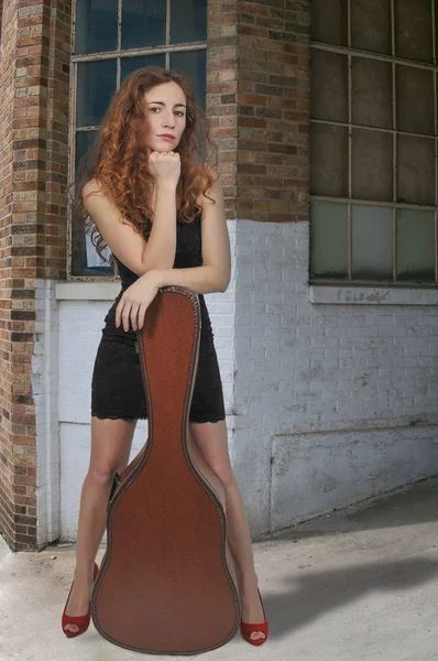 Женщина с гитарой — стоковое фото